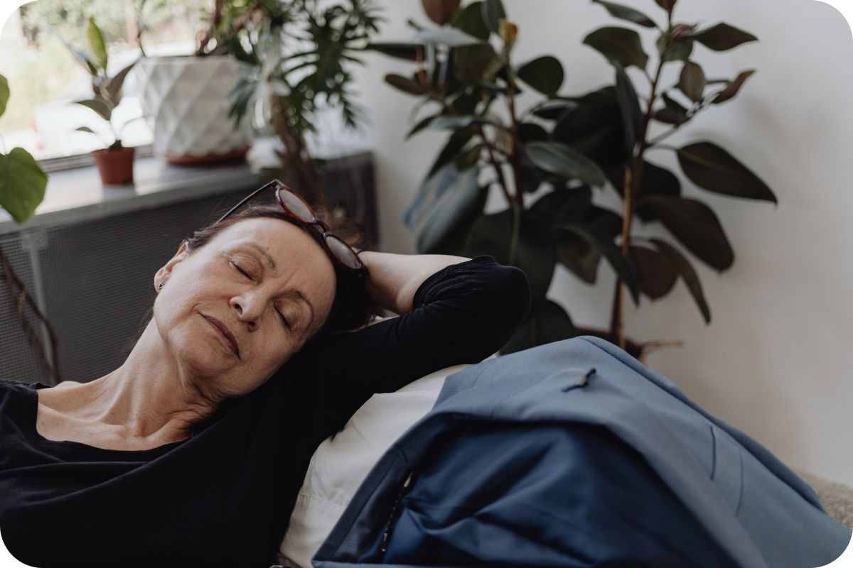 Erschöpfte frau morgens